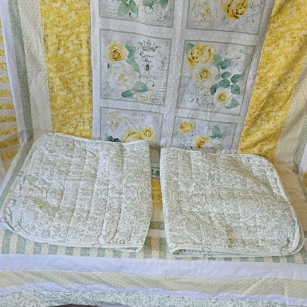 Cheerful Yellow and White Quilt with Decorative Patterns